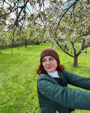 Michaela Maurerová Instagram - Splnila jsem si svůj dlouholetej sen a pořídila kus přírody se stromy🌳🐝🫶
Holka z 12tého patra paneláku má svůj vlastní pozemek🥹🤗. Teď už se jenom prokousat byrokratickou džunglí s úřady, abych ho zasíťovala, 
a můžu si žít svůj sen a hrát si se žížalama🪱🪱🪱!

“Neodpoutávej se nikdy od svých snů! Když zmizí, budeš dál existovat, ale přestaneš žít!”

MARK TWAIN