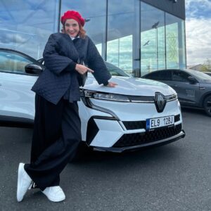 Michaela Maurerová Instagram - 💃💄⚡Testování pětice čistě elektrických auto pro magazín Flotila. ✌️🤩 "I když holka z minulosti, tak se snažím koukat do budoucnosti a tam se vidím v autě, které dobíjím v zásuvce. Díky tomuto projektu jsem se mohla seznámit s pěti zajímavými elektrickými vozy a teď vážně o koupi jednoho z nich uvažuju," říká Míša Maurerová, která postupně vyzkoušela modely od Opelu, BMW, Volva, VW a Renaultu. 😉🔌🔋🚘👍🏻 Zhodnocení z pohledu ženy už brzo na webu www.e-flotila.cz 📋👍⚡
-----------
🇬🇧 Testing five electric cars together for @flotila_magazin . BMW i7, Opel Corsa-e, Renault Megane e-tech, Volkswagen ID.3 and Volvo XC40 Recharge. 💥💪🔌🚀

#testing #electromobility #magazin #flotila #5na5 #BMW #Renault #Volkswagen #VW #Volvo #Opel #woman #girl #view #fleet #mobility #mokka #mokkae #id3 #idfamily #volkswagenid #volkswagenid3 #i7 #BMWi7 #7series #XC40 #recharge #xc40recharge #megane #meganeetech