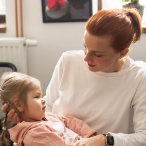 Michaela Maurerová Instagram - Tohle je Emminka, s dvěma “M” stejně jako ta moje. 
Emminka bojuje s Othaharovým syndromem. Ten se projevuje silnými a častými epileptickými záchvaty, které poškozují mozek. 
Malá Emminka a její maminka jsou ale velké bojovnice a statečně vzdorují všem pesimistickým prognózám, které Emmince nedávaly šanci dožít se 3let. 
Peníze ze sbírky Srdce dětem, kterou organizuje @zivotdetem ve spolupráci s @lidlcz a kam jsme  i my všichni díky zakoupeným srdíčkům taky přispěli, pomohou Emmince k speciálním rehabilitacím, které zdravotní pojišťovny nehradí. 
Držím Emmince a její statečné mamince, která navzdory svému osudu neztrácí nadhled a úsměv, palce v boji s nepřízní osudu.
A vám všem, co se účastníte “Srdíčkových dnů” v @lidlcz, děkuju, protože jsem se osobně přesvědčila, že to má opravdu smysl🙏🏻♥️👍🏻!
#emminka #srdcedetem #zivotdetem #moje #lidlová♥️#spoluprace