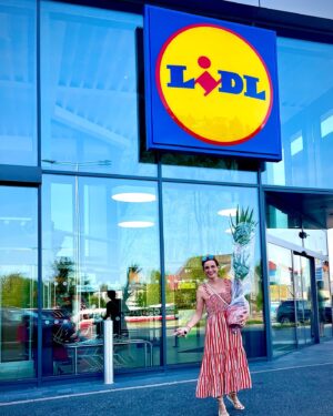Michaela Maurerová Instagram - Z cyklu “Když si jdeš do Lidlu pro nanuky a odcházíš s palmou”😄🌴🫣
V @lidlcz totiž mají do 27.8. mix velkých rostlin za 350,-Kč….jsem neodolala a můj kluk mě teď chce vystěhovat i s tou yuccou, páč už doma NENÍ místo🫣.
Jsem prostě zaLIDLovaná😜.
#moje #lidlováspolupráce❤️ #Míšamápalmu #yucca #nanukymámtaky #akcenamixvelkýchrostlin