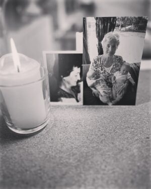 Michaela Maurerová Instagram - Víte, že to přijde, že se jí vlastně uleví…., ale stejně to strašně bolí.
Babičko moje milovaná🩶🕯️🙏🏻 (19.2.2024)

Tenhle text o babičce jsem napsala před 6lety, letos by jí bylo 92let💔

Milostný dopis babičce
 
Když jsem se roku 1979 v Havířově narodila, moje maminka ještě dokončovala studium v Praze na vysoké škole a většinu péče o mě převzala babička. Babička Jožka. Skromná, laskavá a obětavá žena s tak velkým srdcem, že samu sebe vždycky stavěla až na poslední místo. Babička se narodila před válkou, jako pátá ze čtrnácti sourozenců. Jako malá jsem milovala její vyprávění o tom, jaké to bylo za války, když byla ještě dítě. Učila mě krásné lidové písničky, háčkovala a pletla mi svetry, které jsem se v pubertě styděla nosit a pekla ten nejlepší „tvarožník“ (dneska se něčemu podobnému říká cheesecakeJ), který jsem kdy jedla. Vždycky mě, jako malou hladila po vlasech a říkávala: „Miška moja, já som tak zvědavá, čo z těba bude?!“ Její čechoslovenština, pro kterou jsme se jí celá rodina tak smáli, jí zůstala dodneška.
Trávila jsem u ní a u dědy vždycky celé letní prázdniny a každé Vánoce.  Kuchyně v jejich bytě voněla po kávě a piškotech a cesta vlakem za nimi do Havířova trvala nekonečných 5 hodin, protože ještě nejezdily rychlovlaky. Chvíle, kdy jsem k ní běžela z vlaku po nástupišti a celá šťastná jí skočila do náruče, mám docela živě před očima do dneška a patří k mým nejhezčím vzpomínkám na dětství.
Děda už několik let nežije a babička v létě oslavila 85. narozeniny. Je pětinásobnou prababičkou, k čemuž jsem přispěla i já.  Ze mě je nakonec herečka ( to koukáš babi, co?!) J, žiju se svými dvojčaty v Praze a o prázdninách jsem ráda, když za ní alespoň na jeden den zajedu. I ve svém uspěchaném a hektickém životě si vzpomenu aspoň jednou týdně a zavolám jí, jak se má. Poslouchá moje vyprávění a životní příběhy, kterými žije, a nikdy si mi na nic nepostěžuje. Na konci hovoru nezapomene připomenout, že se za nás za všechny pravidelně modlí, abychom byli šťastní a hlavně zdraví…
Pokračování v komentářích..