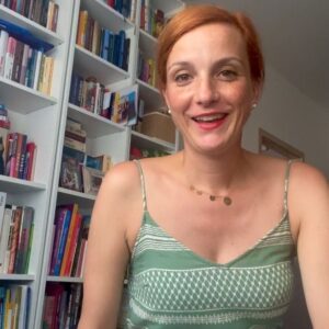 Michaela Maurerová Instagram - Na dovolenou, na deku k vodě, pod strom, nebo na lehátko k moři……
Napiš SVOJÍ inspiraci na KNÍŽKU do druhé půlky prázdnin. 
Moje srdeční spolupráce s @knihkupectvi_luxor📖♥️
#petraklabouchova #usevernizdi #luxorknihkupectvi