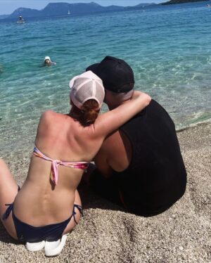 Michaela Maurerová Instagram - VŠE NEJLEPŠÍ TATÍNKU,
UDRŽUJ SI HLADINKU!
Svojí nejmladší dceři jsem pořídila přesně takového tátu, jakého bych si sama přála♥️♥️♥️
Hezký Den otců, Lásko 🧔🏻‍♂️!
#fathersday2024❣️