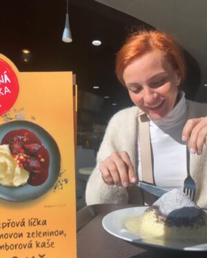 Michaela Maurerová Instagram - Kdo mě zná, tak ví, že když jsem hladová, je lepší se mi vyhnout🫣.
Takže teď poděkujte @mol_cesko a @freshcorner_cz, že díky tomu, že rozšířili nabídku teplých jídel na více než 25 pobočkách MOL v ČR, už taková situace s “hladovějící” Míšou 🤬😤😩…nemůže skoro nastat. Teď ne jenom studené bagety, ale i teplá jídla a teplé snídaně🍛🍝🍳👍🏻.
Konec hladovění na cestách! Teď nakrmím auto i sebe😜🚘👩🏻‍🦰👍🏻
#molcz #freshcorner #teplajidla #spolupracesmymzaludkem