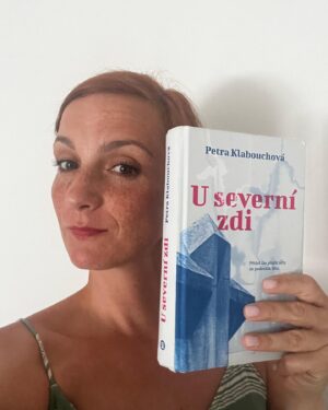 Michaela Maurerová Instagram - Na dovolenou, na deku k vodě, pod strom, nebo na lehátko k moři……
Napiš SVOJÍ inspiraci na KNÍŽKU do druhé půlky prázdnin. 
Moje srdeční spolupráce s @knihkupectvi_luxor📖♥️
#petraklabouchova #usevernizdi #luxorknihkupectvi