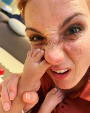 Michaela Maurerová Instagram - Ať zvládnete i 2024 S PRSTEM V NOSE….. klidně i cizím.
Hlavně NAD/ V /PŘE - HLED nejenom v dalším roce.
A to nejdůležitějš…ZDRAVÍ a ODVAHU.
To přeju všem dobrým ze ♥️🫶🫀!
#VašeMaurerka