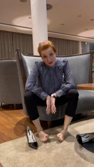 Michaela Maurerová Instagram - Mám rodovou dispozici ke křečovým žílám a metličkám hlavně na stehnech. No žádná výhra🥴.
Také díky svojí práci a častému moderování společenských akcí nosím podpatky a trpím potom oteklýma, a hlavně bolavýma nohama. 
Googlila jsem, co s tím a objevila Žilní poradnu @zilniporadna , kde jsem se dočetla, že se nemusí jednat jen o estetický problém, ale o chronickou nemoc. A jak na ni, to se vám budeme snažit každý měsíc ve spolupráci právě se Žilní poradnou radit.
 
#zilniporadna #chronickezilnionemocneni #krecovezily #zdravi #otoky #prevence #spoluprace