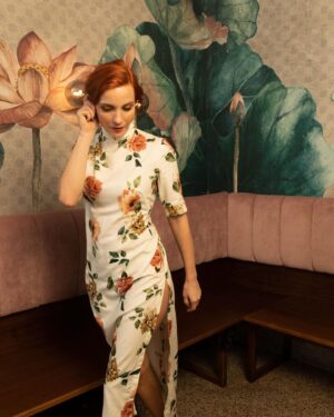 Michaela Maurerová Instagram - Tohle není spolupráce, tohle je dlouholeté přátelství a vášeň k originálním kouskům ze skvělých materiálu🫶👘
QIPAO
Představuji Vám velice speciální a limitovaný kousek z dílny fenomenální @la_femme_mimi_prague , který přichází ruku v ruce s oslavou lunárního roku, tentokrát ve znamení draka🐉🐲, jakožto symbolem síly, moudrosti a úspěchu. Šaty jsou inspirované čínskou kulturou, kde se tyto šaty nejvíce nosily ve 20. století a symbolizovaly projev ženskosti, odvážnosti a svobody.
Svoji inspiraci také čerpala Mimi z filmu “In the mood for love”, který je plný lásky, života a detailů.
Zamilujte se se stejně jako já do střihu těchto originální šatů v různorodém barevném a materiálovém provedení a nechte vyniknou svojí ženskost!
#lafemmemimi #rokdraka #quipaodress #ᴍᴜsᴛʜᴀᴠᴇ