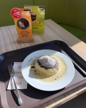 Michaela Maurerová Instagram - Kdo mě zná, tak ví, že když jsem hladová, je lepší se mi vyhnout🫣.
Takže teď poděkujte @mol_cesko a @freshcorner_cz, že díky tomu, že rozšířili nabídku teplých jídel na více než 25 pobočkách MOL v ČR, už taková situace s “hladovějící” Míšou 🤬😤😩…nemůže skoro nastat. Teď ne jenom studené bagety, ale i teplá jídla a teplé snídaně🍛🍝🍳👍🏻.
Konec hladovění na cestách! Teď nakrmím auto i sebe😜🚘👩🏻‍🦰👍🏻
#molcz #freshcorner #teplajidla #spolupracesmymzaludkem