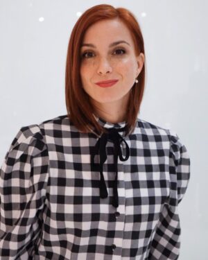 Michaela Maurerová Instagram - Dřív  jsem hodně chtěla být kudrnatá modrooká blondýna s dolíčkama ve tvářích …. Dneska mi úplně stačí, že jsem zdravá hnědooká zrzka. Hlavně jsem vděčná za to ZDRAVÁ🙏🏻
Za to druhý dost vděčím genům a péči @bomtonstudio 🙏🏻👩🏻‍🦰 

P.S. Jednou stejně seberu odvahu a ostříhám se na krátko, jak už si dlouho přeju, ale pořád jsem na to moc velkej srab😉