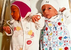 Michaela Maurerová Instagram - Přesně před 15 LETY  kolem 4:30 jsem se po více než měsíci ležení v nemocnici ráno probudila, protože mi praskla plodová voda. Všichni kolem mě začali nervózně kmitat, protože to bylo o měsíc dříve a ta voda byla zelená.
Moc jsem se o vás tenkrát bála a bojím se těch 15 let a BOJím se, že se budu bát ještě dalších a dalších 15 let, dokud budu dejchat.
BOJím se, abyste byli v pořádku a zdraví, BOJím se, abych byla dobrou mámou, BOJím se, abyste se v životě nebáli, BOJím se, že se BOJím až moc…..
VyBOJovala jsem si vás a jsem na vás děsně pyšná🫶♥️🫀
Všechno nejlepší a ještě víc!
máma
#P M #👦🏼👧🏼 #doubletrouble #15🎂