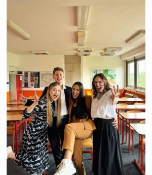 Michaela Pecháčková Instagram - Maturita je doma kamarádi!!!!❤️❤️❤️❤️
Dneska máme za sebou úspěšnou maturitu!!! Mám za nás za všechny radost!!!!!! Jde se konečně zase žít!!!!! #maturita #juchjuchjuch