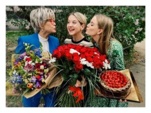 Michaela Pecháčková Instagram - Mamka včera dodatečně slavila!❤️

@sabinalaurinova.official 
@svandova.jana 
.. a samozřejmě fotila @hankapokorna.hap 😁🤛
#serialzoo #zoo #behindthescenes
