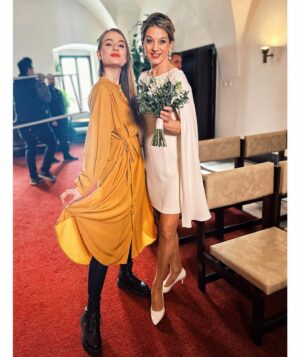 Michaela Pecháčková Instagram - Dneska se mi ta moje máma seriálová vdává 👰‍♀️💍.. Nebo to dopadne jinak? A jak to nakonec s tím Martym dopadne? Uvidíme 😅🙏🏻🤷‍♀️
@sabinalaurinova.official 
@prima_zoo 
#serialzoo #prima #sid #alice #behindthescenes