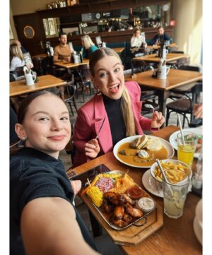 Michaela Pecháčková Instagram - Dneska na holčičí jízdě v @kolkovna_restaurants 🧡!
Víkend = žádná dieta, takže byla svíčková i dezert!
A jak řekla Nikola, dáte si tady jednou tohle jídlo a už nechcete jiný !! 😀🤤🤷‍♀️
11/10 Nikol doporučuje !! 
Děkujeme za skvělý jídlo! 🧡

#spoluprace #kolkovna #oběd #food #dietastranou #MILUJEMEJÍDLO
