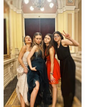 Michaela Pecháčková Instagram - MOJE ŽENY❤️

Já jsem tak vděčná za kamarády, co kolem sebe mám❤️❤️ Holky děkuju, že jste přišly, užila jsem si to moc díky vám 🙏🏻 (pardon za fotky plné hanby, ale vy mi to odpustíte😂😂❤️🙏🏻) maturák užit !!!

Pár dní tu ještě budu spamovat s marurákem (ale vy mi to taky odpustíte určitě❤️😁)