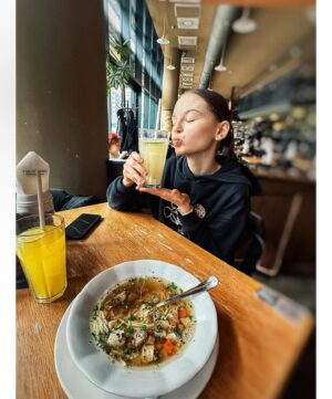 Michaela Pecháčková Instagram - Dneska na holčičí jízdě v @kolkovna_restaurants 🧡!
Víkend = žádná dieta, takže byla svíčková i dezert!
A jak řekla Nikola, dáte si tady jednou tohle jídlo a už nechcete jiný !! 😀🤤🤷‍♀️
11/10 Nikol doporučuje !! 
Děkujeme za skvělý jídlo! 🧡

#spoluprace #kolkovna #oběd #food #dietastranou #MILUJEMEJÍDLO