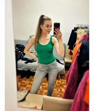 Michaela Pecháčková Instagram - Zelená je moje oblíbená 💚.. A dneska večer si ji ještě užijuuu!!🤭.. Tak co dneska vymyslíme @helca_20 ? 💁‍♀️💚💚