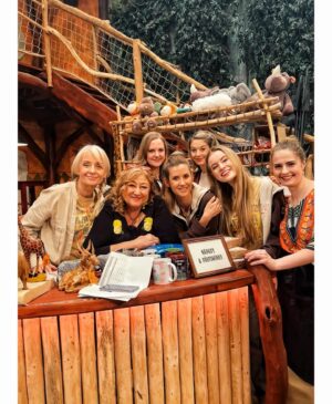 Michaela Pecháčková Instagram - Točíme jako o život nové díly @prima_zoo 🧡🧡🧡🧡a občas i stíhám dokumentovat, tak tady jedna #behindthescenes dokumentáciaaa🙌

1) kdy se podaří, že se v jednom obrazu sejde 7 blondýn???😂😂👱‍♀️🙏🏻
2) se skvělou babi❤️
3) ✌🏼
4) jak by řekl Vláďa Kratina .. je to #deluxe 😂💁‍♀️
5) 😂😂😂 nemám, co dodat.. Radkovi to pro jednou slušelo !! Dokumentace byla tedy nutná 😆
6) kuk, úsměv, prosím 🤭
7) než si dám kafe - verze instáč
8) než si dám kafe - verze realita🥲

#primazoo #behindthescenes #novedily #zoo #zůůů #AJeNámTuPěkně🧡