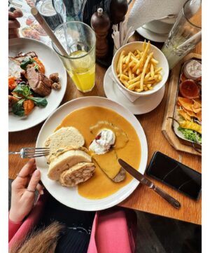 Michaela Pecháčková Instagram - Dneska na holčičí jízdě v @kolkovna_restaurants 🧡!
Víkend = žádná dieta, takže byla svíčková i dezert!
A jak řekla Nikola, dáte si tady jednou tohle jídlo a už nechcete jiný !! 😀🤤🤷‍♀️
11/10 Nikol doporučuje !! 
Děkujeme za skvělý jídlo! 🧡

#spoluprace #kolkovna #oběd #food #dietastranou #MILUJEMEJÍDLO