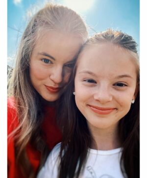 Michaela Pecháčková Instagram - Včera měla narozeniny tahle skvělá holka❤️!!!!!
Ségro .. Můžeš mi prosím říct, kdy se z tebe stala velká slečna? Kdy?? 😅🙏🏻
Vtipálek, humorista, zlobidlo, drznoun, škrťa, ale hlavně člověk s velkým ❤️ #birthday #sister #loveher #občasbychjikopla