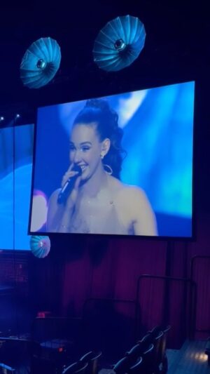 Michaela Tomešová Instagram - DISNEY 100 let koncert
@o2arenapraha 

Míšo, než půjdeš na jeviště, prosím zanech všechny obavy, strachy a bloky tady v šatně a s tím co máš i nemáš zpívej tak, abys to byla jen Ty,  nebála se dát ven každou emoci a hlavně si to sakra užij. Tohle je jen jednou v životě. Řekla jsem si pár vteřin před koncertem v šatně. A tak se stalo. Dávám vám sem mou největší srdcovku, která možná vyprofilovala celé moje umělecké směřování. Děkuju Ti Pocahontas. ❤️

Šaty: @poner_official 
Šperky: @lesvar_accessoires_cz 
Makeup: @koki9_official 
Příčes: @created_by_bara_k 
Vlasy a největší podpora: @michaela_sykorova_