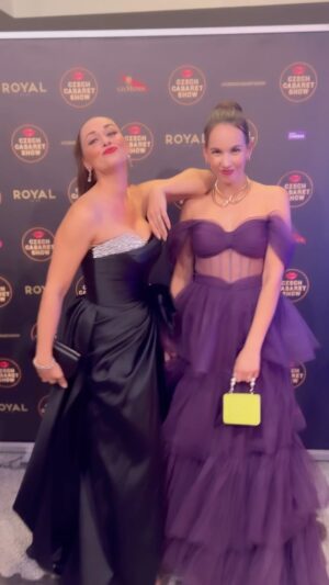 Michaela Tomešová Instagram - @czechcabaret 

Nemám slov, tohle se musí vidět. Neskutečná podívaná, respekt a úcta k řemeslu, spousta dřiny, talent každého jednotlivce tvořící dokonalý kolektiv. Moc gratuluju k velkolepé premiéře a vašemu splněnému snu @nikol_prokesova @felicita_victoria Výkony vás všech byly strhující @karolina_tothova @kami.kopcova @filipantonio_official @voy_re a celá parto, ta láska, píle a energie z vás celou dobu přímo tryskala. Děkuju! 
A děkuju @mariekrizova , že mě vytáhla a strávily jsme spolu krásný nepracovní večer v božských róbách, který nám na poslední chvíli půjčili v @svatebni.centrum.adina . Děkujeme za úžasný přátelský profi přístup, rychlé jednání, doslova vytržený trn z paty. Jste úžasní, cejtily jsme se obě jako bohyně. Ale ty opravdické stály včera na jevišti @divadlo_hybernia Těším se až tuhle show uvidím znova! ❤️