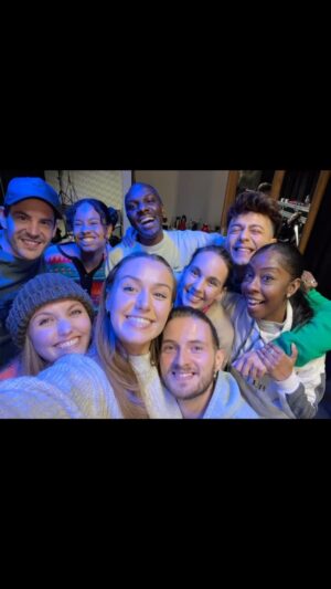 Michaela Tomešová Instagram - O tomhle výletu jednou budu povídat svým vnoučatům. Jak se holka, která si vůbec nevěří dostala na pár dní do Hamburgu mezi absolutní muzikálovou špičku celý Evropy a za tři jsme nazkoušeli show pro patnáct tisíc lidí a stali se z nás kámoši. Ale takový ty opravdický, co se hecujou, podporujou a rozuměj si jako kdyby se znali věčnost. Tohle jsem asi strašně potřebovala a po dost dlouhý  době jsem zase našla obrovskou motivaci a i dodaný seběvědomí. Vim, že to je vše v nás, ale občas potřebuješ lidi, který to v tobě rozproudí, tak jako ve mně tahleta božsky talentovaná banda včele s @bendigjan. Díky kámo, tvoje slova mi hrajou v hlavě den co den. Děkuju za tyhle nádherný, přítomný, prožitý dny. V pondělí to na oslavě Disney 100 let v @o2arenapraha rozjedeme a teď už vim, že s váma se nemám čeho bát! ❤️ Love you guys-Czech it out! @charlieburn_  @bongard.official @tobyjoch @ashnsamuels @bessyewa @georginahagenofficial @kocsisdini @ratanjulian @raquelkjones @the_jax5678 @mahoandreaofficial
