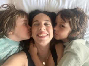 Michaela Tomešová Instagram - “Maminko, Ty seš naše nejoblíbenější maminka. Víme, že jinou nemáme, ale i kdyby, tak budeš stejně ta nejoblíbenější.” 
-K J

Často to neni lehký, občas hodně náročný, ale pokud máš svoje děti ty neoblíbenější, tak se i ty největší bouřky zaženou láskou. 

Děkuju za všechny dobrodružství s váma a těšim se na další. A taky jsem dost zvědavá na pubertu. To bude teprv jízda. 🙈

Užijte si váš den, maminky, nejlépe v objetí vašich smráďátek. ❤️
