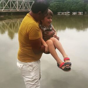 Michaela Tomešová Instagram - Tohle je Krishan. Myslim, že ho i po těch pár dnech můžeme považovat za kámoše na celej život. Krishan zná celou Srí lanku a celá Srí lanka zná Krishana. Teda aspoň tak nějak nám to přijde. Krishan nám ukázal celou jeho zemi ve všech jejích barvách a podobách, vzal nás na místa, kam turisti nechodí, naprostou ryzí mentalitu i přírodu. Krishanovi a jeho rodině tsunami před dvaceti lety vzalo téměř vše-bydlení i živnost. Ale jak sám řikal-celá jeho rodina přežila, protože utekli na nejbližší kopec, takže vše ostatní bylo úplně jedno. Začali od píky znovu. Teď má dva obchody, jezdí s tuktukem a občas takhle provází české návštěvy, má nádhernou rodinu a obrovské srdce. Pohostil nás u sebe doma božským obědem na který budeme dlouho vzpomínat. Mají málo, ale uvnitř mají všechno. Lásku, sebe, dary přírody a hlavně tu všeobjímající radost ze všeho❤️

Celý výlet včetně průvodce Krishana a řidiče Kirtyho, letenek, ubytka a zážitků nám do posledního detailu naplánovala  naše úžasná sousedka z Úval @martinahayek , která na Srí lanku jezdí už dvacet let a plánovat výlety pro známé jí neskutečně baví a dělá to ve svém volném čase. Tak mi dovolila, že pokud byste chtěli prožít ryzí, dobrodružnou Srí lanku se vším všudy, můžete se jí ozvat a ona vám naplánuje naprosto neopakovatelnou dovolenou. 🙏🏼 
#srilanka🇱🇰