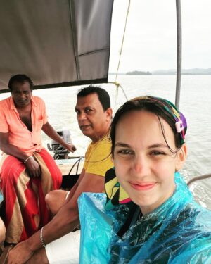 Michaela Tomešová Instagram - Tohle je Krishan. Myslim, že ho i po těch pár dnech můžeme považovat za kámoše na celej život. Krishan zná celou Srí lanku a celá Srí lanka zná Krishana. Teda aspoň tak nějak nám to přijde. Krishan nám ukázal celou jeho zemi ve všech jejích barvách a podobách, vzal nás na místa, kam turisti nechodí, naprostou ryzí mentalitu i přírodu. Krishanovi a jeho rodině tsunami před dvaceti lety vzalo téměř vše-bydlení i živnost. Ale jak sám řikal-celá jeho rodina přežila, protože utekli na nejbližší kopec, takže vše ostatní bylo úplně jedno. Začali od píky znovu. Teď má dva obchody, jezdí s tuktukem a občas takhle provází české návštěvy, má nádhernou rodinu a obrovské srdce. Pohostil nás u sebe doma božským obědem na který budeme dlouho vzpomínat. Mají málo, ale uvnitř mají všechno. Lásku, sebe, dary přírody a hlavně tu všeobjímající radost ze všeho❤️

Celý výlet včetně průvodce Krishana a řidiče Kirtyho, letenek, ubytka a zážitků nám do posledního detailu naplánovala  naše úžasná sousedka z Úval @martinahayek , která na Srí lanku jezdí už dvacet let a plánovat výlety pro známé jí neskutečně baví a dělá to ve svém volném čase. Tak mi dovolila, že pokud byste chtěli prožít ryzí, dobrodružnou Srí lanku se vším všudy, můžete se jí ozvat a ona vám naplánuje naprosto neopakovatelnou dovolenou. 🙏🏼 
#srilanka🇱🇰