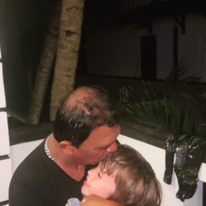 Michaela Tomešová Instagram - Tohle je Krishan. Myslim, že ho i po těch pár dnech můžeme považovat za kámoše na celej život. Krishan zná celou Srí lanku a celá Srí lanka zná Krishana. Teda aspoň tak nějak nám to přijde. Krishan nám ukázal celou jeho zemi ve všech jejích barvách a podobách, vzal nás na místa, kam turisti nechodí, naprostou ryzí mentalitu i přírodu. Krishanovi a jeho rodině tsunami před dvaceti lety vzalo téměř vše-bydlení i živnost. Ale jak sám řikal-celá jeho rodina přežila, protože utekli na nejbližší kopec, takže vše ostatní bylo úplně jedno. Začali od píky znovu. Teď má dva obchody, jezdí s tuktukem a občas takhle provází české návštěvy, má nádhernou rodinu a obrovské srdce. Pohostil nás u sebe doma božským obědem na který budeme dlouho vzpomínat. Mají málo, ale uvnitř mají všechno. Lásku, sebe, dary přírody a hlavně tu všeobjímající radost ze všeho❤️

Celý výlet včetně průvodce Krishana a řidiče Kirtyho, letenek, ubytka a zážitků nám do posledního detailu naplánovala  naše úžasná sousedka z Úval @martinahayek , která na Srí lanku jezdí už dvacet let a plánovat výlety pro známé jí neskutečně baví a dělá to ve svém volném čase. Tak mi dovolila, že pokud byste chtěli prožít ryzí, dobrodružnou Srí lanku se vším všudy, můžete se jí ozvat a ona vám naplánuje naprosto neopakovatelnou dovolenou. 🙏🏼 
#srilanka🇱🇰