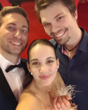 Michaela Tomešová Instagram - 🎭Po dlouhé době jsem byla v divadle konečne jako divák na jednom z mých nejoblíbenějších muzikálů-Bidníci, který jsem viděla několikrát v Praze i v Londýně. Jakmile začnou první tóny, tak se rozbulim a pokračuje to tak až do konce. Skláním se před skvěle odvedenou prací všech interpretů jak z původního obsazení, tak především před čtveřicí @felicita_victoria , @kukino88 , @nataliegrossova_official a @tomasvanek.insta . Díky lidem jako vy si uvědomuju jak je naše práce náročná a že je dobrý se navzájem inspirovat a podporovat se a posouvá nás to dál a dál ❤️

Děkuju bráškovi @doubravaondrej za božské garde, a za to, že jsme spolu zase mohli prožít jeden z těch “našich” večerů. 

A taky díky, že jsem se mohla zase po dlouhý době z tepláků a z divadelních kostýmů hodit do gala díky božským česko-slovenským mladým a perspektivním návrhářkám, které stojí za pozornost ❤️
Top: @laysedlakova 
Kabelka: @ademi_studio_