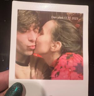 Michaela Tomešová Instagram - My dva. Stáli jsme na začatku celýho dobrodružství jménem #tomesovi4ever . Vděčná za každý okamžik, který strávíme spolu. Za všechny krize, který jsme spolu překonali. Jsem na nás pyšná, že jsme všechno zvádli a zvládneme. Za to, že neztrácíme sami sebe denně děkuju. Za tu lásku, kterou si den co den dáváme bez toho, aniž bychom ji po druhém vyžadovali. Miluju Tě. Do nekonečna a ještě dál. ❤️