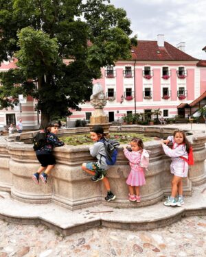 Michaela Tomešová Instagram - S touhle holkou už jsme bok po boku za ty roky, co se známe, prožily kde co, ale zážitkům, co jsme koncentrovaně posbíraly minulý týden v @jiznicechy ve společnosti našich čtyř umpalumpů se podle mě nic nevyrovná. Konečně jsme si na sebe našly čas a vyrazily vstříc dobrodružstvím. A chci zase. A s Tebou! Díky, má životní parťačko @muahlenkadeer ! ❤️