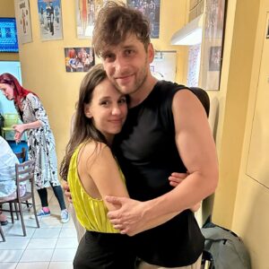 Michaela Tomešová Instagram - Tak mám Kristovky!!! 
Jak jsem jednou řekla omylem já-Kristusky!
A víte co?
Člověk stále pochybuje. 
O tom co dělá dobře nebo ne, o tom jak bude působit na ostatní, o tom jestli má talent, jestli je na správném místě nebo jestli si vůbec tohle všechno zaslouží
A v den narozenin se tyhlety pochyby ztratí. Ty nejdůležitější lidi co máš okolo sebe Ti dokážou, že jsou nejdůležitější. 
Uvědomíš si, že máš pro tyhle lidi speciální hodnotu.
To co mě formuje a učí jsou lidi kolem mě.
A já chci poděkovat osudu a hlavně vám všem, kteří tu mou životní cestu sdílíte, za to, že vás mám a můžu se na vás spolehnout.
Vy víte kdo.
Tohle je štěstí.
Rodina, kamarádi a divadlo. 
Tři pilíře mýho štěstí.
Chci to donekonečna.
Děkuju za dokonalej den spojenej s derniérou mýho nejoblíbenějšího špílu a strávenej čas v mym nejoblíbenějsim divadle.
Děkuju @divadlo_kalich za domov. 
Děkuju za svýho neskutečnýho manžela, kterýho si jednoho dne nechám pozlatit.
A mejm klukům za to, že mě i přes tyhle moje sny stále oslovují “moje nejoblíbenější maminko” ❤️foto: @hankapokorna.hap