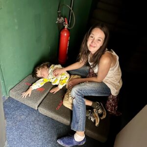 Michaela Tomešová Instagram - Tak mám Kristovky!!! 
Jak jsem jednou řekla omylem já-Kristusky!
A víte co?
Člověk stále pochybuje. 
O tom co dělá dobře nebo ne, o tom jak bude působit na ostatní, o tom jestli má talent, jestli je na správném místě nebo jestli si vůbec tohle všechno zaslouží
A v den narozenin se tyhlety pochyby ztratí. Ty nejdůležitější lidi co máš okolo sebe Ti dokážou, že jsou nejdůležitější. 
Uvědomíš si, že máš pro tyhle lidi speciální hodnotu.
To co mě formuje a učí jsou lidi kolem mě.
A já chci poděkovat osudu a hlavně vám všem, kteří tu mou životní cestu sdílíte, za to, že vás mám a můžu se na vás spolehnout.
Vy víte kdo.
Tohle je štěstí.
Rodina, kamarádi a divadlo. 
Tři pilíře mýho štěstí.
Chci to donekonečna.
Děkuju za dokonalej den spojenej s derniérou mýho nejoblíbenějšího špílu a strávenej čas v mym nejoblíbenějsim divadle.
Děkuju @divadlo_kalich za domov. 
Děkuju za svýho neskutečnýho manžela, kterýho si jednoho dne nechám pozlatit.
A mejm klukům za to, že mě i přes tyhle moje sny stále oslovují “moje nejoblíbenější maminko” ❤️foto: @hankapokorna.hap