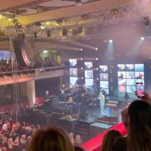 Michaela Tomešová Instagram - Pocta Haně Zagorové v Lucerně. Byl to neskutečný večer plný veškerých emocí. Bylo mi ctí být součástí něčeho tak nádhernýho ve společnosti našich nejlepších zpěvaček a samozřejmě té nejlepší party z @divadlo_kalich .  Byli jsme na ty emoce spolu a o to víc to byla silný. Děkuju vám. Hanko, věřím, že jste si s náma tančila na obláčku🙏🏼