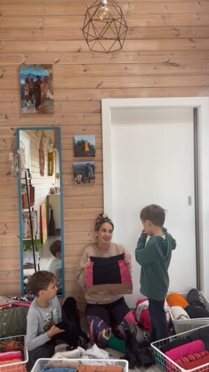 Michaela Tomešová Instagram - Jak často si děláte čistku v šatníku vy? A co s vyřazeným oblečením děláte. Já už nějakou dobu vždy kousky posílám do Eko výzvy od Genesis. Ale jaké oblečení tam patří a jaké ne? To se dozvíte ve videu. :)