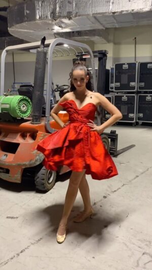 Michaela Tomešová Instagram - Disney oslavy se nemohly obejít bez princeznovských šatů to je jasný. A já je díky Ponerovým @poner_official mohla mít a rozzářit s nimi celou O2 arénu. Děkuju vám za péči, úžasný přístup, trpělivost při vybírání. A Sýkorce za to, že mě vždycky v běhu mezi písničkama natočila. Jo, ještě stále se z toho nemůžu vzpamatovat a to už je to týden❤️ Šperky: @lesvar_accessoires_cz  Vlasy: @created_by_bara_k