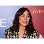 Michaela Conlin Instagram - 💘What a lovely evening 💘 Thank you @stylistmelissalynn styling @claraleopard hair @shaynagold makeup #onetruelovesmovie