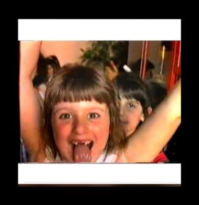 Michela Giraud Instagram - 30 anni dopo lo scatto di questa foto, questa bambina sdentata e incasinata dirigerà il suo primo film al cinema, ma in quel momento questa bambina sdentata non lo sa e continuerà e fare una serie di cazzate e cose belle fino a quel momento. L’11 Aprile esce al cinema Flaminia il mio film. Lunedì il trailer. Voi sapete cosa dovete fare. Ps : dopo lo scatto di questa foto ebbi una indigestione per troppi panini al prosciutto . . . #cinema #movie #michelagiraud #live #love
