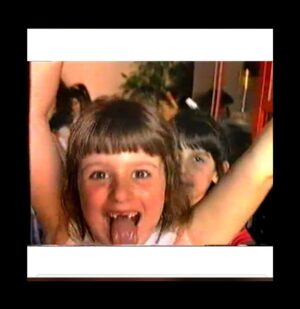 Michela Giraud Instagram - 30 anni dopo lo scatto di questa foto, questa bambina sdentata e incasinata dirigerà il suo primo film al cinema, ma in quel momento questa bambina sdentata non lo sa e continuerà e fare una serie di cazzate e cose belle fino a quel momento.

L’11 Aprile esce al cinema Flaminia il mio film.
Lunedì il trailer.
Voi sapete cosa dovete fare.

Ps : dopo lo scatto di questa foto ebbi una indigestione per troppi panini al prosciutto 
.
.
.
#cinema #movie #michelagiraud #live #love