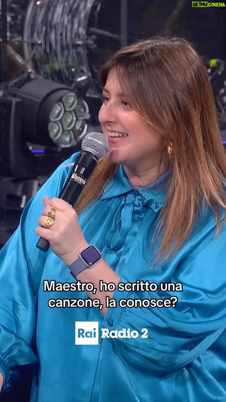 Michela Giraud Instagram - ๐๏ธ #Radio2SocialClub รจ quel posto magico dove la discografia di @michelagiraud incontra @amedeo_minghi ๐ Siamo in diretta ORA su #RaiRadio2 e sul canale 202 del DTT, domani alle 8.45 su @instarai2 ๐ป๐บ