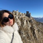 Michela Giraud Instagram - Qui per dimostrarvi che sono stata in Abruzzo per fare del movimento grazie al quale spero che il mio orologio fitness non mi rompa più i c0gli☀️ni per tutto il 2024. Nelle foto sto svolgendo la mia attività fisica preferita: essere bellissima. . . . #2024 #abruzzo #maielletta #roccacalasciocastle #roccacalascio #fitness #sweat #hotelmammarosa