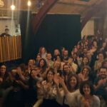 Michela Giraud Instagram - Qui mentre mi presento come “quella stronza della Giraud” a Londra e Bruxelles, c’è anche quella foto di backstage con quel celebre frutto per permettervi di fare quella famosa e alacre battuta che fa tanto ridere ma anche riflettere. E adesso mi preparo per l’ultima data della mia campagna elettorale: Parigi. Ci vediamo il 4 Giugno. W l’Europa, w l’Italia, w l standup. 🇮🇹 🇬🇧 🇧🇪 🇫🇷 🎤 . . . . #standup #michelagiraud @vivoconcerti @andrearitrovato @clementezard @baldassari_agenzia @katia_tellone Ph. @luigirusso.art