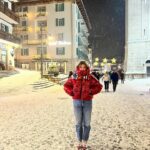 Michela Giraud Instagram - 2024 cominciamo bene, ma non ti preoccupare, non ci faccio l’abitudine 🌟 ❄️🏔️♥️☃️⛄️✨💫 🤘🏻 P.S. : l’ultimo video è per ribadire ora e per sempre vaffanculo Maestra Pina . . . #2024 #corna #scaramanzia #tie