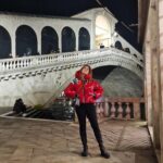 Michela Giraud Instagram - 2024 cominciamo bene, ma non ti preoccupare, non ci faccio l’abitudine 🌟 ❄️🏔️♥️☃️⛄️✨💫 🤘🏻 P.S. : l’ultimo video è per ribadire ora e per sempre vaffanculo Maestra Pina . . . #2024 #corna #scaramanzia #tie