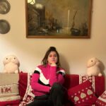 Michela Giraud Instagram - 2024 cominciamo bene, ma non ti preoccupare, non ci faccio l’abitudine 🌟 ❄️🏔️♥️☃️⛄️✨💫 🤘🏻 P.S. : l’ultimo video è per ribadire ora e per sempre vaffanculo Maestra Pina . . . #2024 #corna #scaramanzia #tie