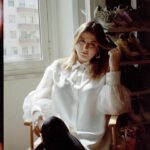 Michela Giraud Instagram – «Tutte le mattine mi alzo, mi sveglio e mi metto di profilo. Controllo la mia pancia. Se è aumentata, se è diminuita rispetto al giorno prima, e se sì, di quanto. Faccio questa cosa tutti i giorni da quando ho sei anni, ne ho trentasei». Ne è stata così ossessionata, ci racconta Michela Giraud che in #Flaminia il suo film (nelle sale dall’11 aprile), ha girato una scena dove rappresenta quello che vive ogni mattina. 

«Ad un certo punto mi sono fermata e ho pensato: non sarò stata ingenerosa con lei? La mia pancia alla fine è sempre stata con me. Con lei ho dato quarantaquattro esami, sono salita sul palco per la prima volta, ho riconosciuto l’amore. E allora penso che alla fine io con questa pancia non sono stata così infelice come credo, perché mi ha permesso di resistere a tutto». 
@michelagiraud, 36 anni, sceneggiatrice, è regista e protagonista del film Flaminia, ora nelle sale. Con lei Cosmopolitan Italia inaugura “Interno Giorno”, un format di portrait realizzati in esclusiva dalla fotografa e creativa @elesabet con donne dello spettacolo ritratte nell’intimità delle loro case.   Il testo completo della cover digitale è su Cosmopolitan.it

Testo @michelagiraud Foto @elesabet con @lomographyitalia 
Editor in chief @laviniafarnese
 
#cosmopolitan #michelagiraud #flaminia #eleonorasabet #internogiorno